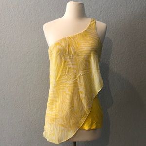 One should yellow blouse